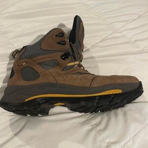 Great looking barely worn Vasque hiking boots